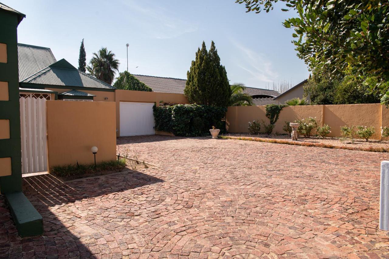 Roses And Pebbles B & B Guest House Klerksdorp Bagian luar foto