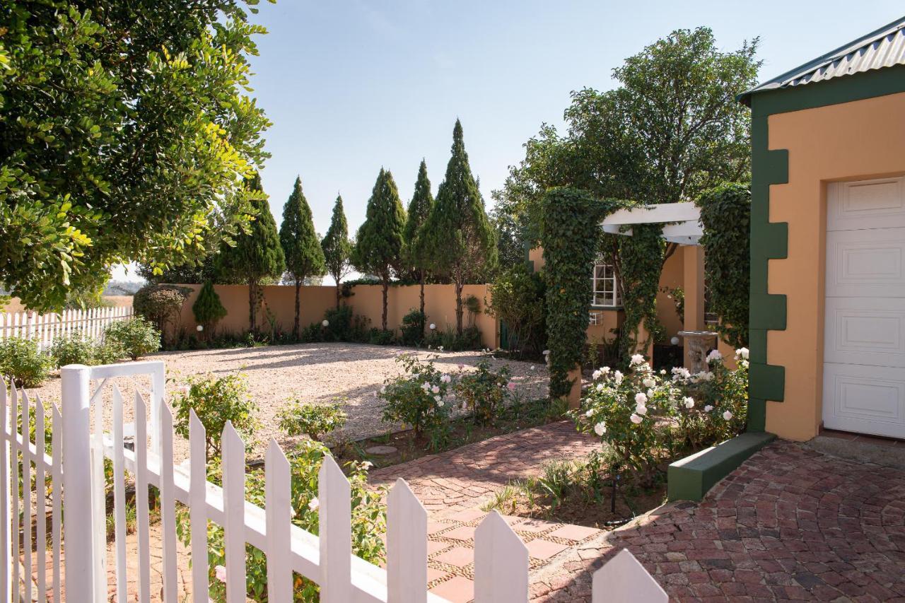 Roses And Pebbles B & B Guest House Klerksdorp Bagian luar foto