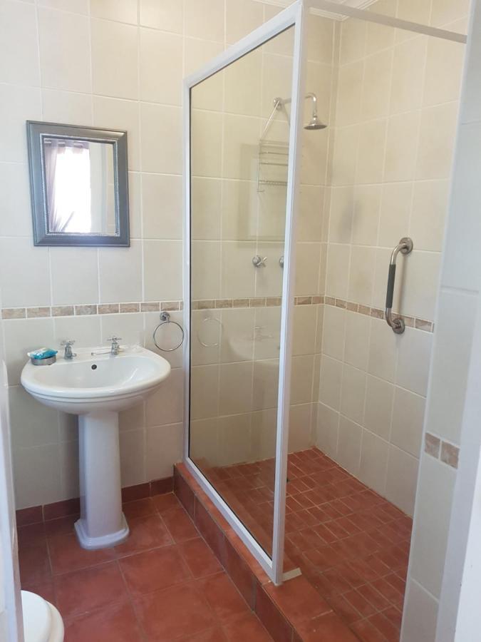 Roses And Pebbles B & B Guest House Klerksdorp Bagian luar foto